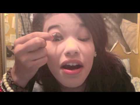 Cerita putting on her makeup (Backwards)