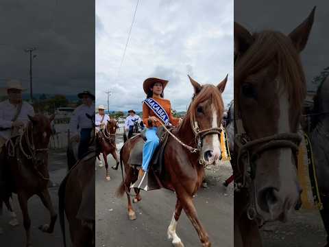 Reinas y Jinetes Conquistan las Calles: Cabalgata Rumbo al Complejo Ferial