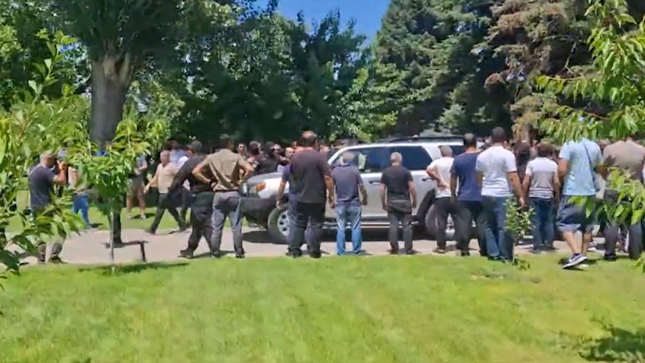 Ինչպես են իրավապահները հեռանում Վեհարանի տարածքից