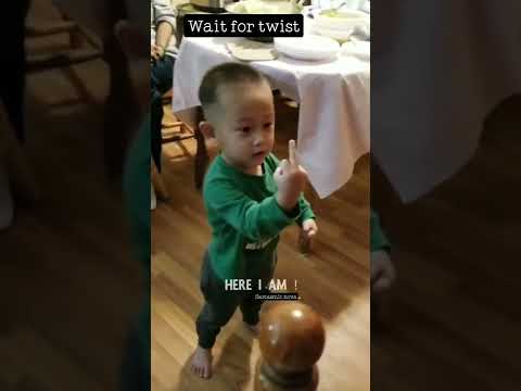 son shows middle finger to dad 😂 while singing 🙄 funny#funny#daddy finger