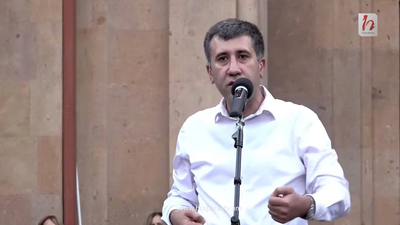 Քաղաքացին փորձում է հանգստացնել, բռնում՝ տանում են, մի 2 հատ էլ հարվածում են