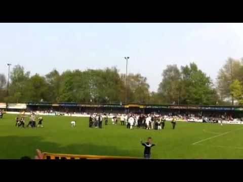 UNA supporters zingen Zeelster volkslied