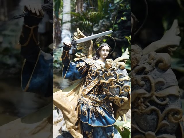 Vídeo relacionado con CAPRILO. Figura Decorativa Mitológica de Resina Bronce Arcángel San Miguel sobre Demonio Adornos y Esculturas. Mitología. Decoración Hogar Clásica. Regalos Originales. 7 x 3,50 x 11 cm.