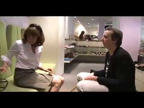 Olli Schulz als Schuhverkäufer