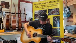 Nigel Ray Beck plays C.F. Martin Custom Shop (0000) M Curly Muninga in Martinsmusikkiste