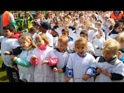 1200 leerlingen dansen in Etten-Leur om pesten tegen te gaan