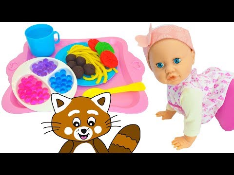 Pukkins lagar rolig mat med dockan Baby Agnes - Lek med oss