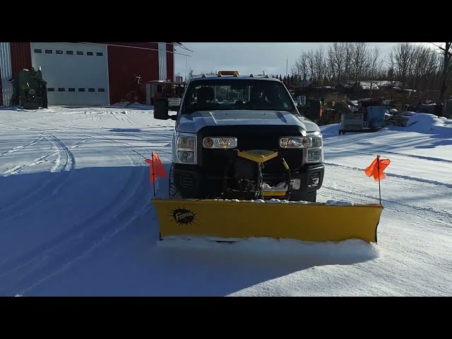FORD F-250 Super Duty 4x4 XL SuperCab Truck w/ Snow Plow in Cars & Trucks in Edmonton