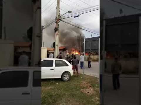 AGORA: Incêndio destrói casa em Tijucas; veja vídeo das chamas