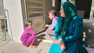 Love and Colors: Nurbakhsh&#39;s Effort to Paint a Door with the Help of Cobra. A Hope for Dwelling