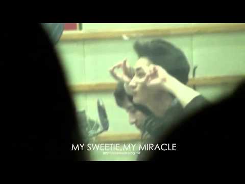 140407 Kiss the Radio / Eunhyuk with cute pose