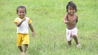 preview picture of video 'Indonesia - children running to the camera'