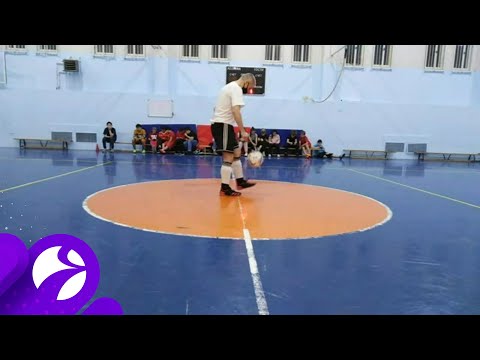 Учитель из Салехарда установил новый рекорд по чеканке мяча