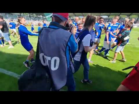 Kibice na murawie świętują awans