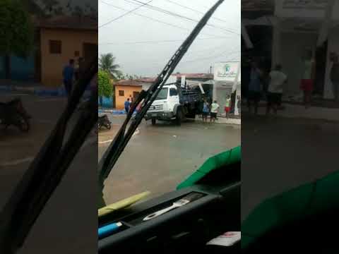 Caminhão desgovernado desce rua de ré, e invade estabelecimento comercial em Jundiá/RN