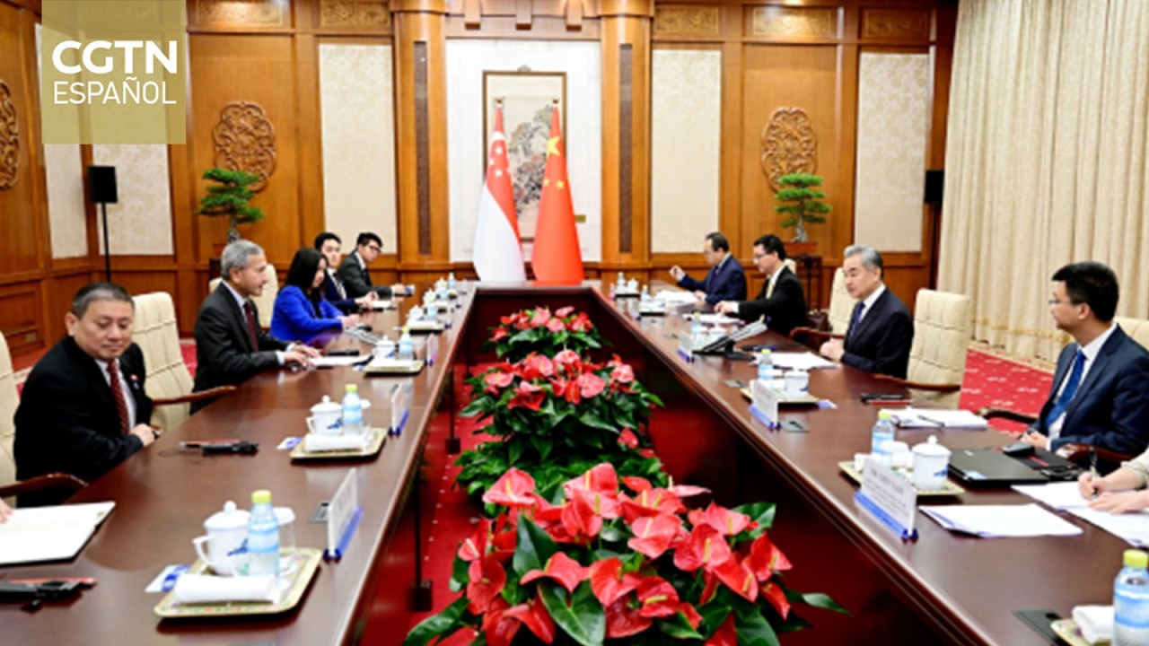 Canciller chino señala que China está dispuesta a promover la cooperación con Singapur