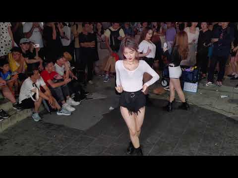 CLOCK. AOA 'CONFUSED' , 'MINISKIRT' COVER. ADORABLE ATTRACTIVE.