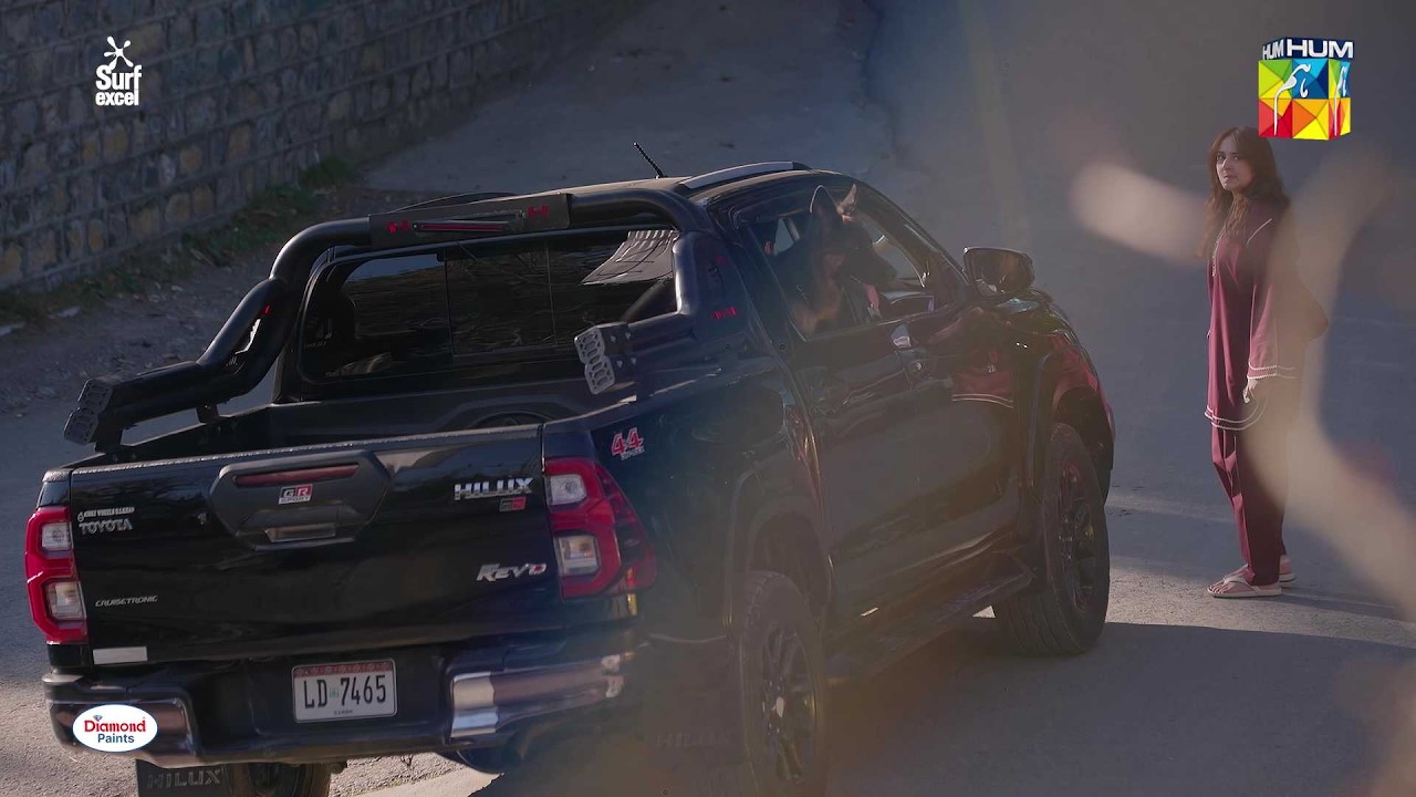 Larki Ko Lene Toh Bari Gari Ayi...! #yumnazaidi #dekhzarapyarse - HUM TV