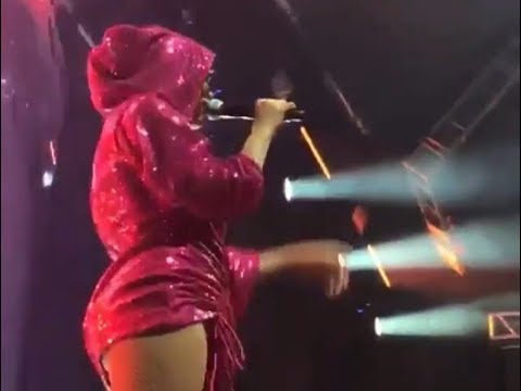 Anitta Performando "Is That For Me" no Sambódromo marquês de Sapucaí - RJ