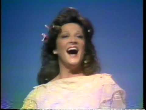 Linda Lavin Sings "Beyond The Blue Horizon"