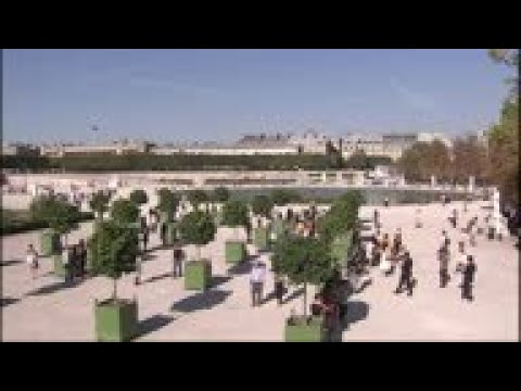 Chloe shows charming looks at Paris Fashion Week