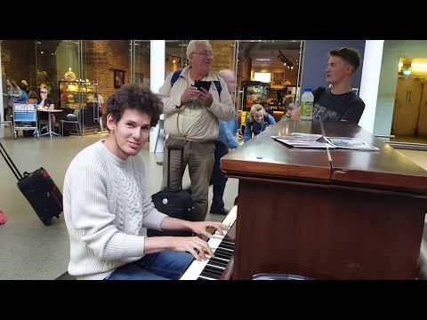 Thomas Krüger in London – "Hey Jude" (The Beatles) – Piano Version at St. Pancras Train Station