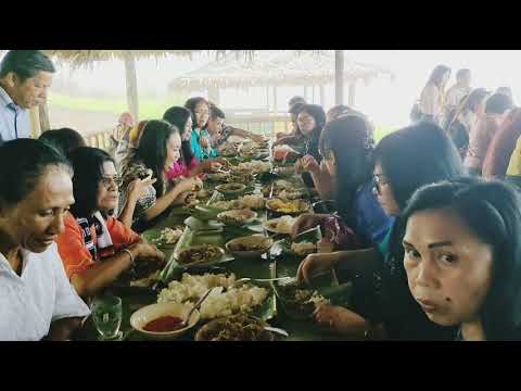 Tradisi Orang Minahasa Makan di Atas Daun Pisang