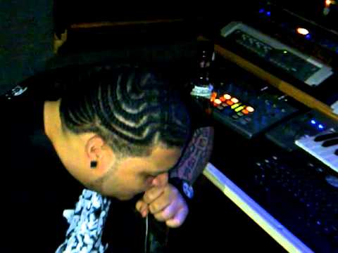 El FlowChy ft Polakan Escribiendo en el Estudio - DetoenSabana.Com