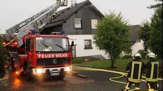 preview picture of video 'Dachstuhlbrand nach Blitzeinschlag in Wenden-Altenhof (NRW)'