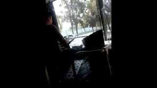 chofer de  santiago a batuco maneja  y chatea  al mismo tiempo