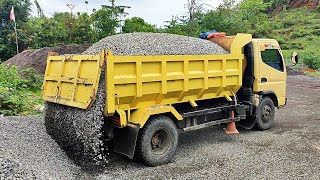 Download lagu Truk Jomplang. Mobil Truk CANTER HDX Bongkar Muatan BATU Kerikil FULL BAK Menggunung Di PANGKALAN mp3