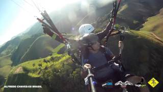 preview picture of video 'Voo Duplo de Parapente em Alfredo Chaves Equipe Fora do Ar Paragliding - Bruno'