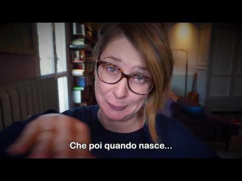 Al bambino non piacciono lentiggini Mezzi da pigmentazione su una faccia e una pelle di mani