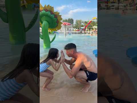 Mike e Aurora ballano in piscina #shorts