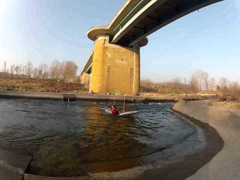 Essai de l'Infinity, le nouveau kayak de slalom de CRC - 01