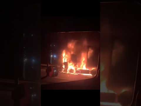 Carreta em chamas chama atenção de motoristas na rodovia perto da PRF em Itapeva