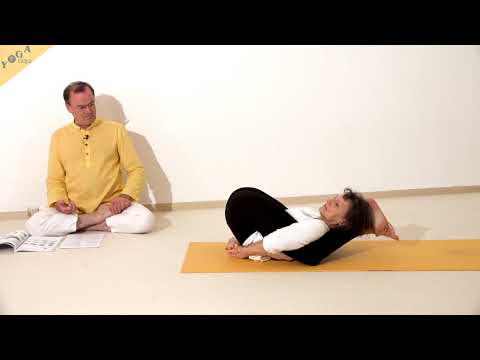 Yoga Schlafstellung mit Fingern um die Hände, mit gefassten Händen - Yoga Asana Lexikon