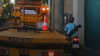 他不是在叭你，他是在救你