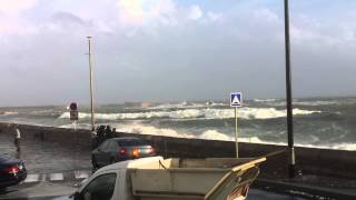 preview picture of video 'Sète  : gros coup de mer au niveau de la jetée'