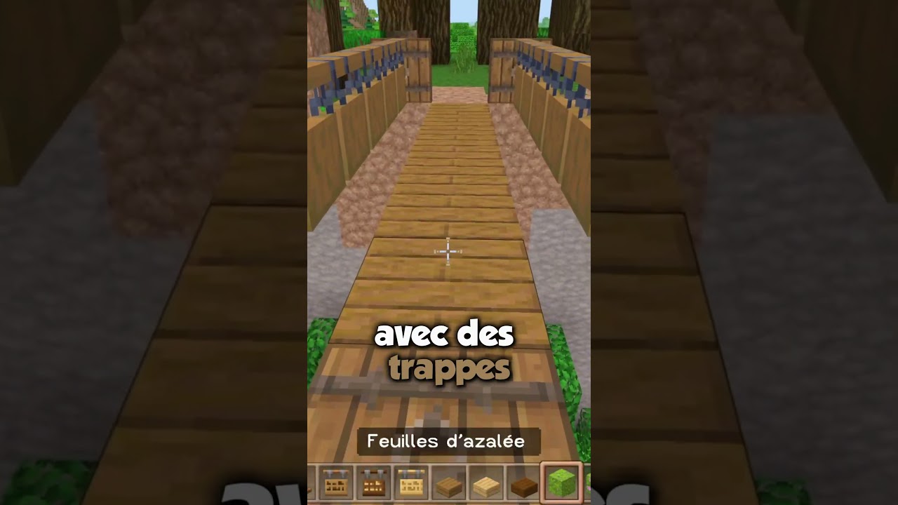 Pont en bois suspendu Minecraft, design rustique avec chaînes et tablier en planches de chêne