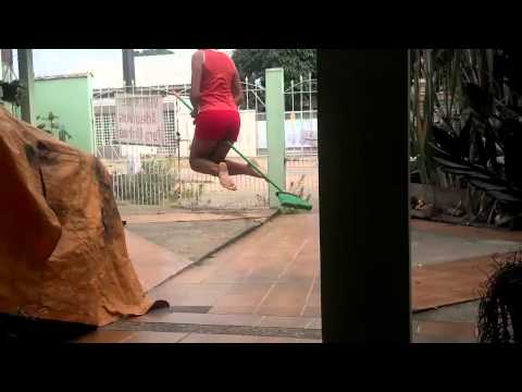 Garota Voando de vassoura -  Crazy Skills Camera.