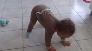 Bébé imite le singe \ little five monkeys