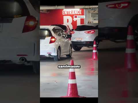 Elektrik Şarjını Benzinli Arabaya Takmaya Çalışan Adam Gündem Oldu