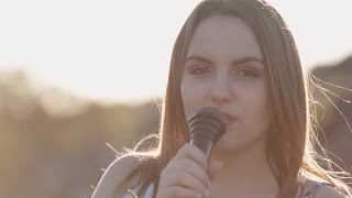 Exterior de 15 de Ayelen - Never Have I Ever (Megan Nicole)