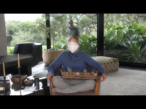 エレンは自宅でマスクを作る方法についてのチュートリアルを与える (Ellen Gives a Tutorial on How to Make a Mask at Home)