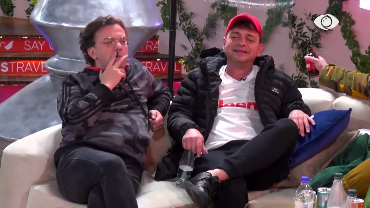 Klajdi nis të këndojë, banorët e shoqërojnë