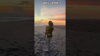 Download lagu gadis cantik di pantai mp3
