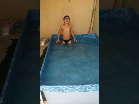 Se refrescando na piscina,de 1000 litros🏊🏊