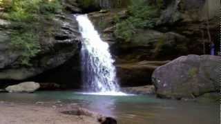 preview picture of video 'Spectacular Old Man's Cave Lower Falls, Hocking Hills State Park, Logan, Ohio'