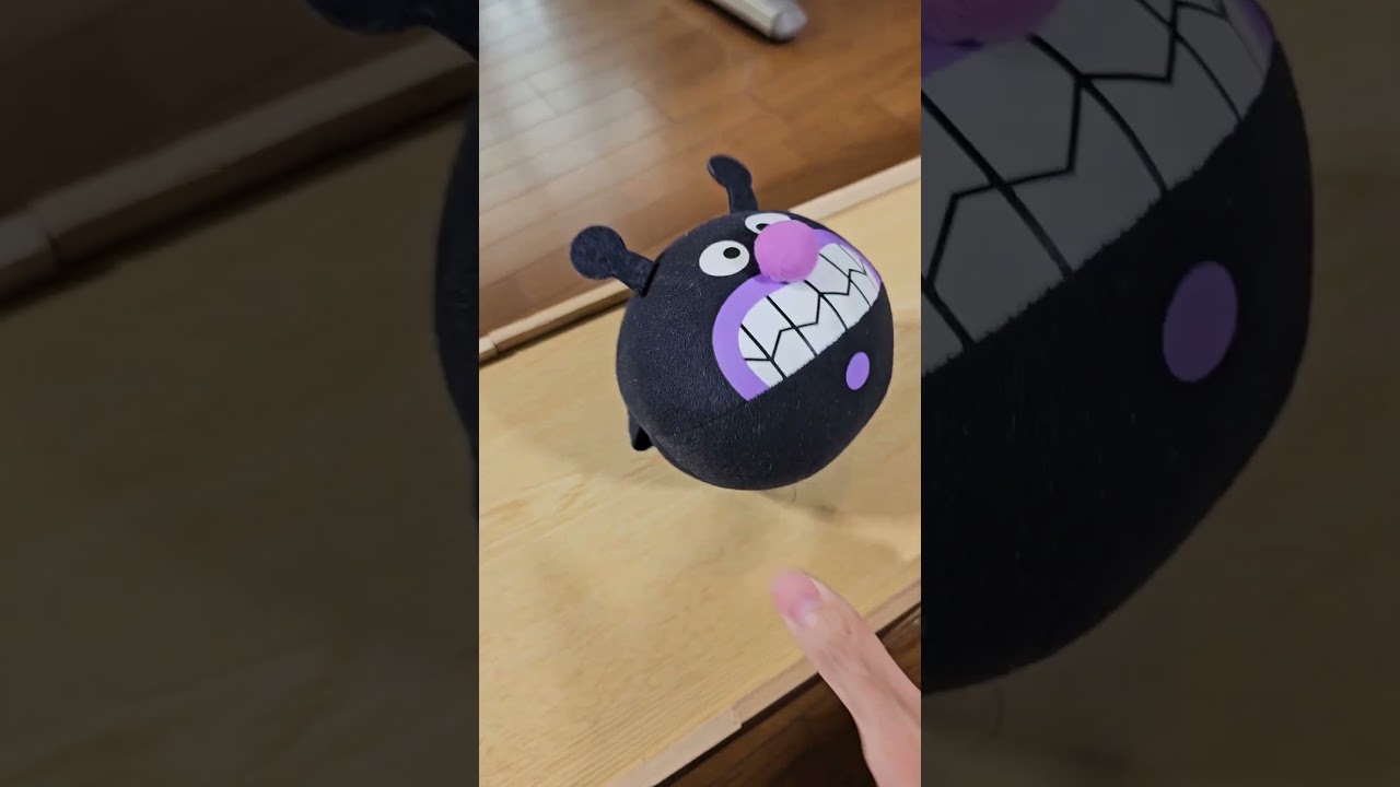 転がるアンパンマン 避けるばいきんまん